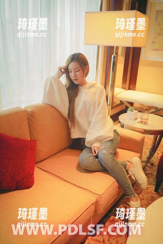 PDL潘多拉-Ellie艾栗栗 PDL潘多拉 - 黑色:Ellie艾栗栗的私房写真,搭配这调调,真有种让人想多看几眼的魔力。