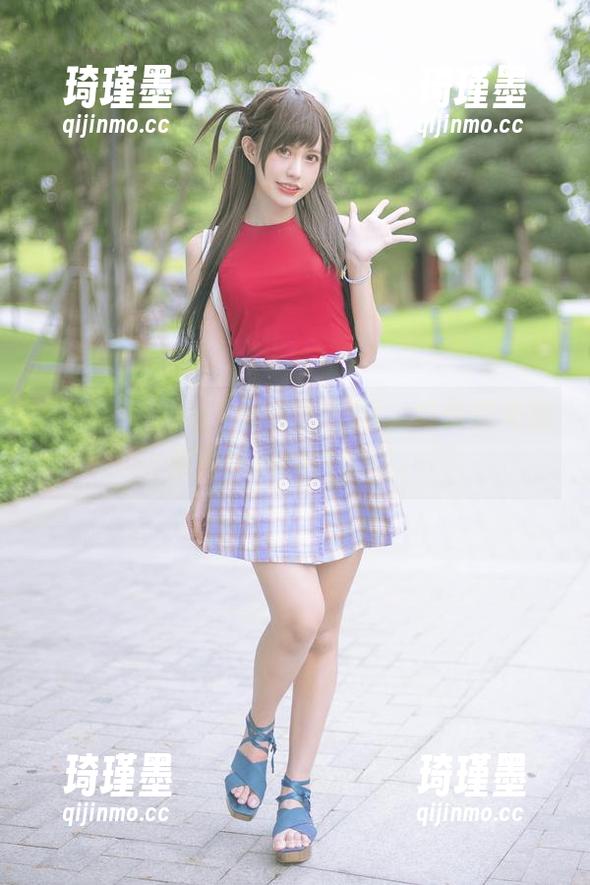 在PingPing全套旗袍里面，好像能闻到那股浓烈的古韵呢。