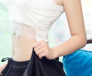 UGirls尤果网 – 欣杨Kitty的浴室演绎：一组图片合集，滑稽与泡沫的完美结合