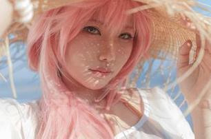 玉藻前的海边私房泳装，一轮明月之下Uki雨季与图片的结合真妙。