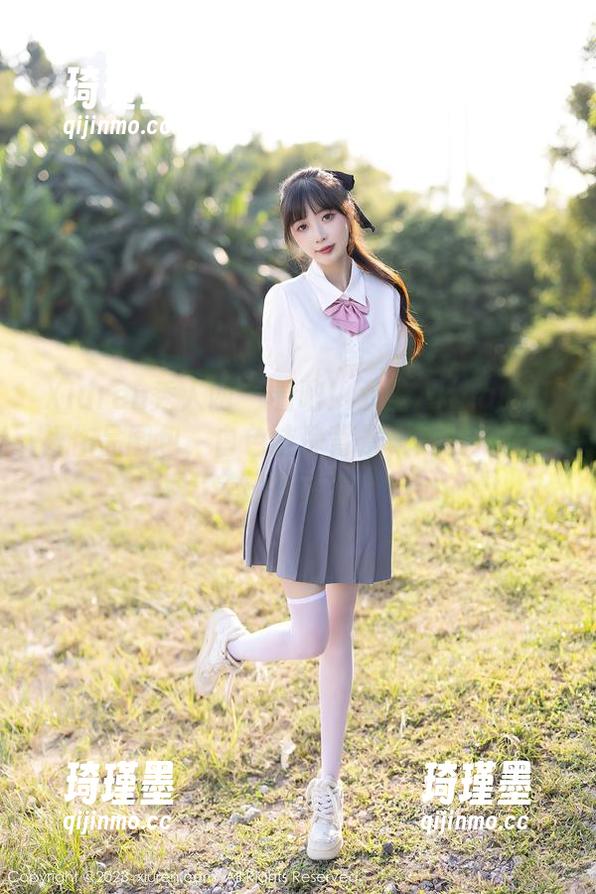 Xiuren秀人网-双笙Alina Xiuren秀人网 - 看吧!双笙Alina的红裙作品图包,白色洁净背景,她能把我审美拉得多低?