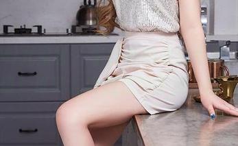 YouMi尤蜜荟 – 李纤纤的最新写真，校服配飘带！谁能告诉我这算不算一股清风？