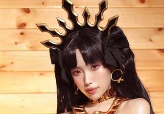 这个夏天，eliza喵喵泳装美图精选，泳池边的嘴角微微上扬