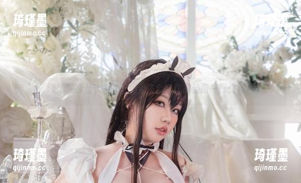 泳池里的七七娜娜子，看来全套作品值得一探究竟。