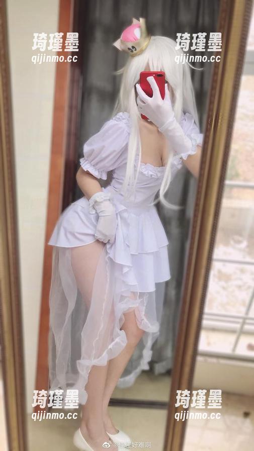 原图中，佳佳酱ovo的蓝色吊带体操服配上那优雅姿态，这得多会摆。图包，预感会上瘾。
