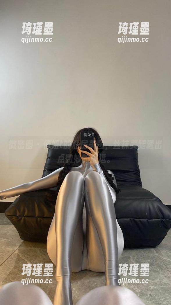 俏妞t 微密圈 - 俏妞t的私房美图,丝袜美腿透出点微妙的挑逗。