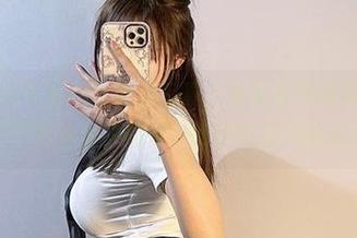 微密圈 – 兔宝妮to的最新写真，女友那种放松的姿态，拍得好像生活中的每一刻都在等待被记录。
