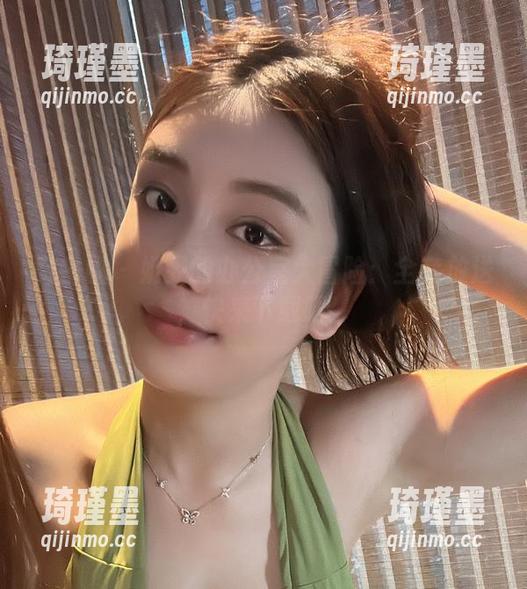 微密圈 - 奶雯的办公室大冒险：全套放送，快来下载吧！
