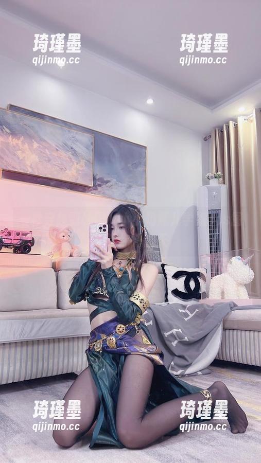 一秒穿越到校园，小小奶瓶儿学姐cos图包带你嗨翻天