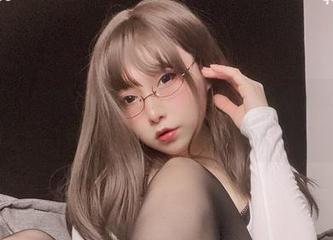 谁能想到小泉学姐吖的写真“姐姐”，分享出来的却是更让人浮想联翩的调调。