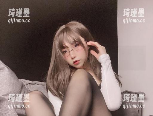 谁能想到小泉学姐吖的写真“姐姐”，分享出来的却是更让人浮想联翩的调调。