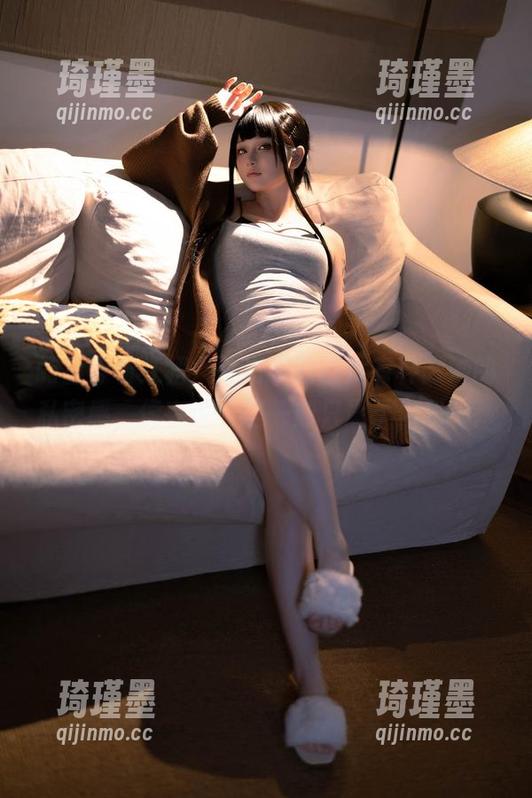 屿鱼穿着红裙，跑出来的图片有种微妙的私密感，像在说“这一刻只属于你我”。