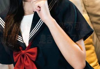 来自海滩的低语：“柒柒不可爱”泳衣合集的清新气息，是否勾动了某种回忆？