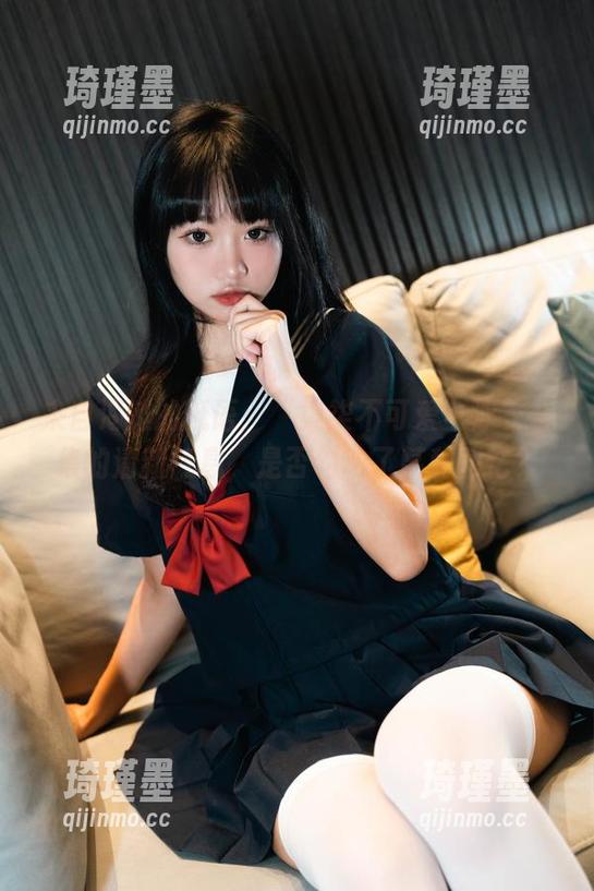 来自海滩的低语：“柒柒不可爱”泳衣合集的清新气息，是否勾动了某种回忆？
