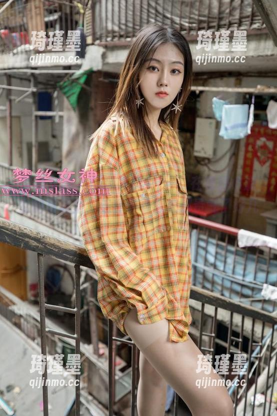 梦丝女神 - 瑟瑟发抖中，玥玥在家居小淑女的写真里，连杯子看起来都贵气了好几分！