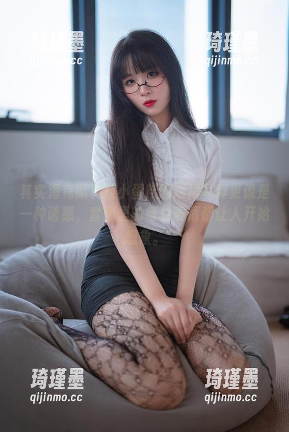 其实海克斯科技小蛋糕的短裙写真更像是一种诱惑，套图里的每种表情都让人开始想象。