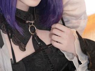 合集的每一张都藏着情绪，清水由乃就像是色彩的主宰，红色最大限度地诠释了一种美。
