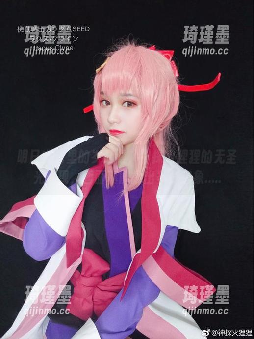 明日方舟里的岁红霞，神探火狸狸的无圣光表现，画面真能撩出多少想象.....