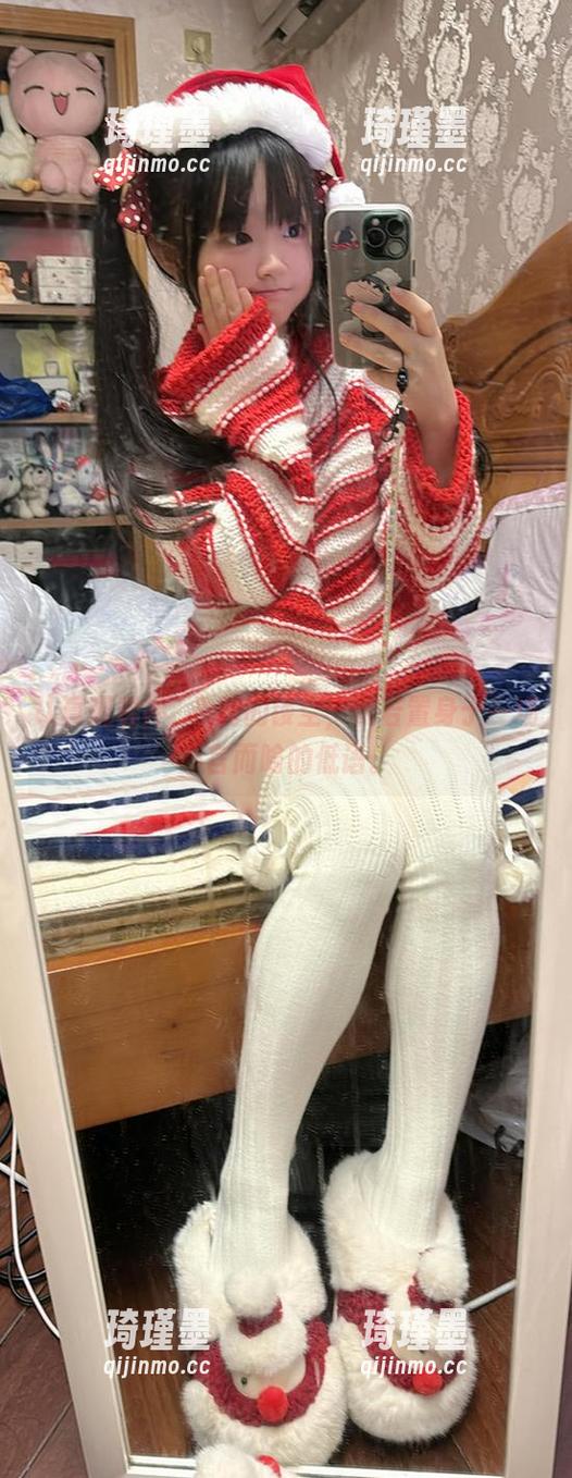 认真观看神沢永莉的镂空，恍若置身于一场不言而喻的低语。