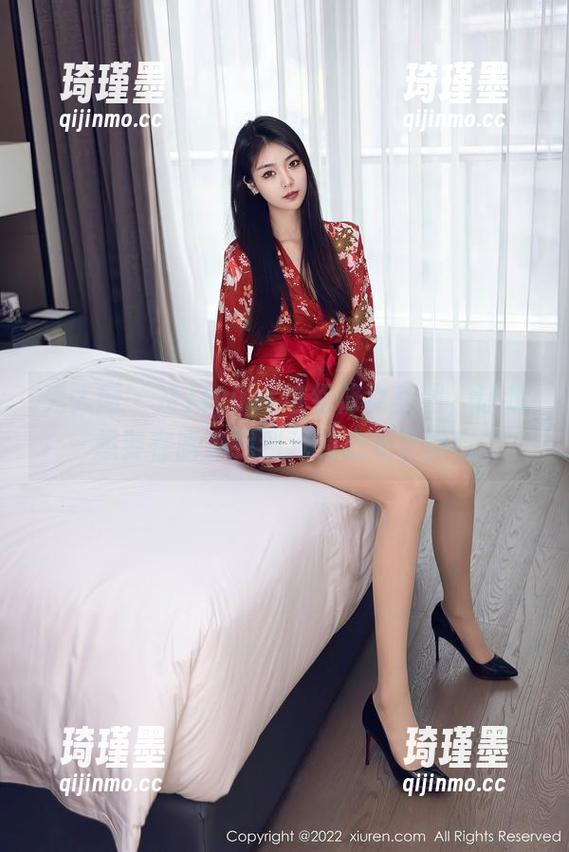 秀人网 - 冷月yuer这组修女美图，让我想要在暗角找到我的心灵导师！