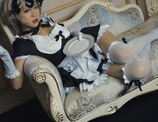 蓝小沂KiKi，纯净的白色与反转的原图，谁的眼神在迷离？