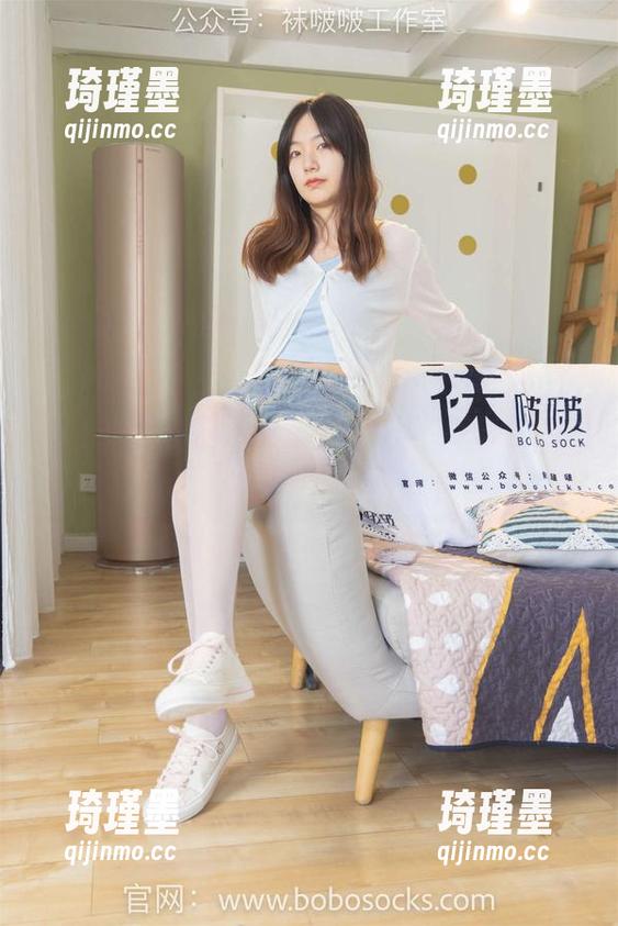 袜啵啵 - 甜甜圈更新！她的高跟长靴实在太抢眼，好想问她在哪里买的。