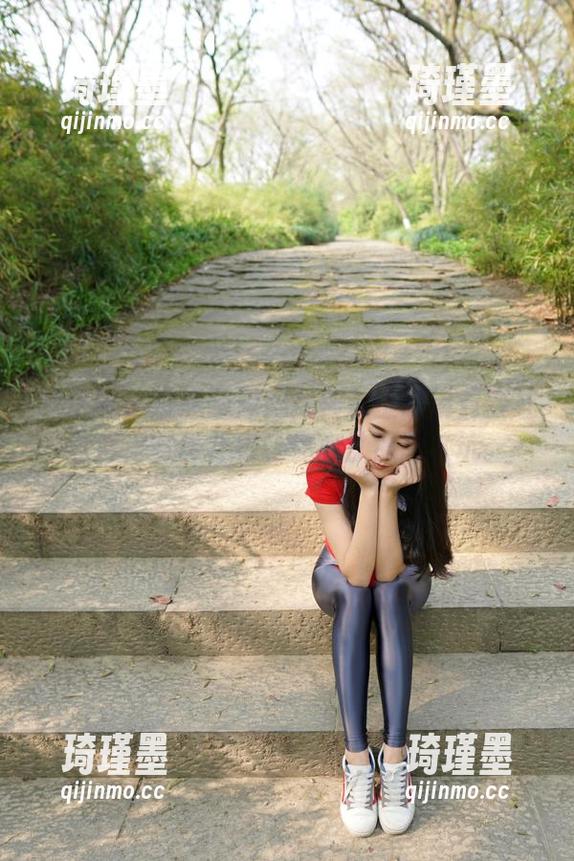 微密圈 - 没想到辣妈女神戴上眼镜竟变成这样，写真合集让你心甘情愿入坑。