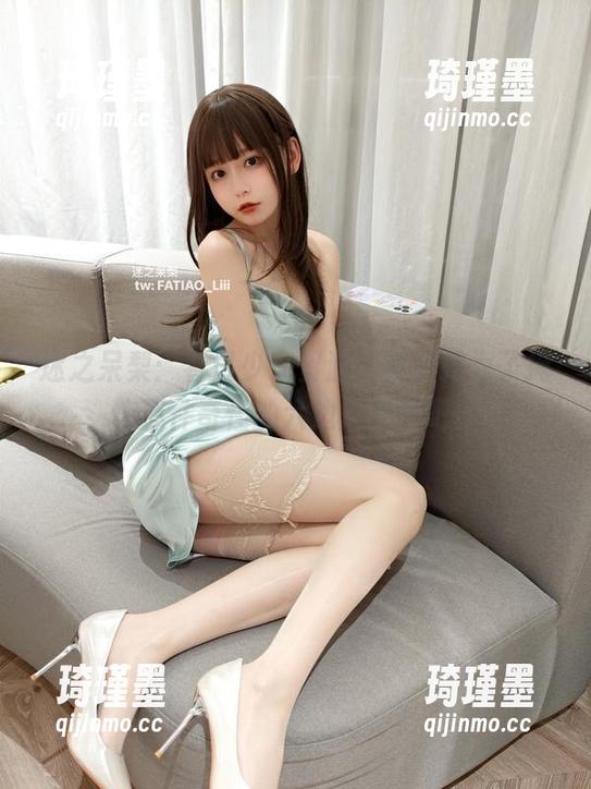 迷之呆梨：春日少女资源，其实是为了掩饰那件奇怪的六边形衣服吧？
