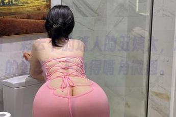微密圈 – 彩云下的迷人的五姨太，观看她的姿态，不由得嘴角微翘。