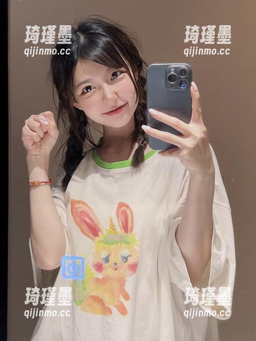 陈妮妮UNI 微密圈 - 在牛仔短裤的召唤下,陈妮妮UNI和她的套图:穿马里奥的裤子都帅不起来!