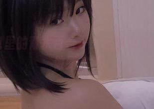免费图包里的青水百合子：这露背毛衣是怎么做到的？