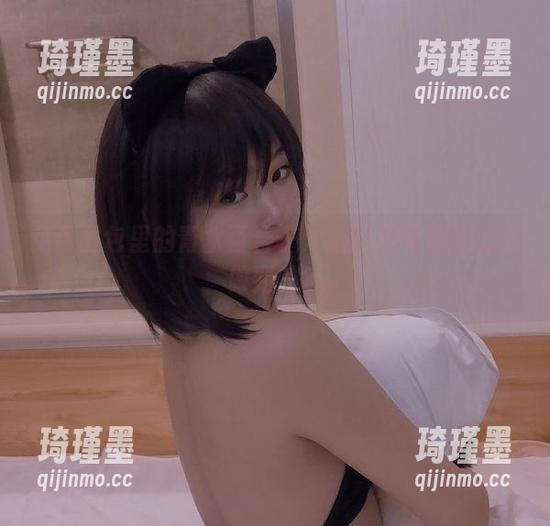 免费图包里的青水百合子：这露背毛衣是怎么做到的？