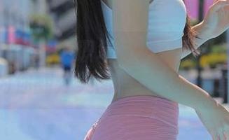 魔镜街拍 – 谁说职场必须严肃？婷婷用黑丝为你翻开美图照片的新篇章。